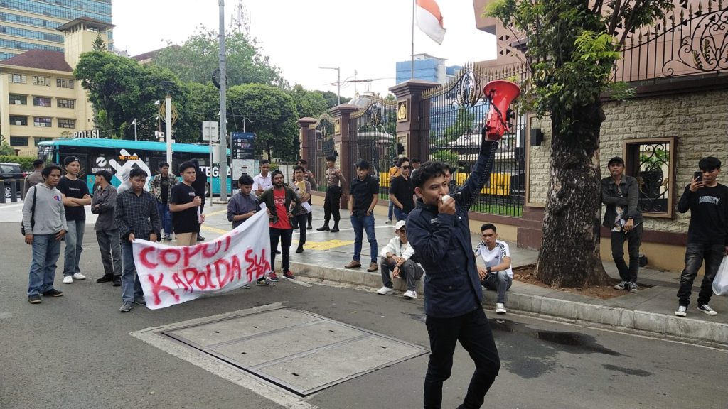 FORPEMDAS Gelar Aksi di Mabes Polri Terkait Penggelapan Mobil Rental oleh Oknum Polisi